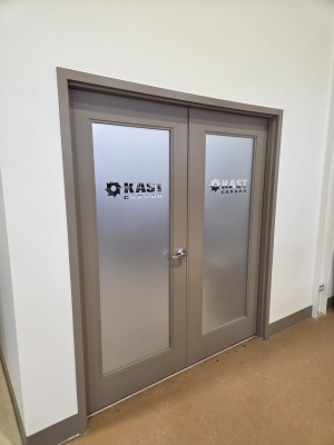 Full frosted vinyl with logo cut out "Kast"