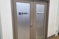 Full frosted vinyl with logo cut out "Kast"
